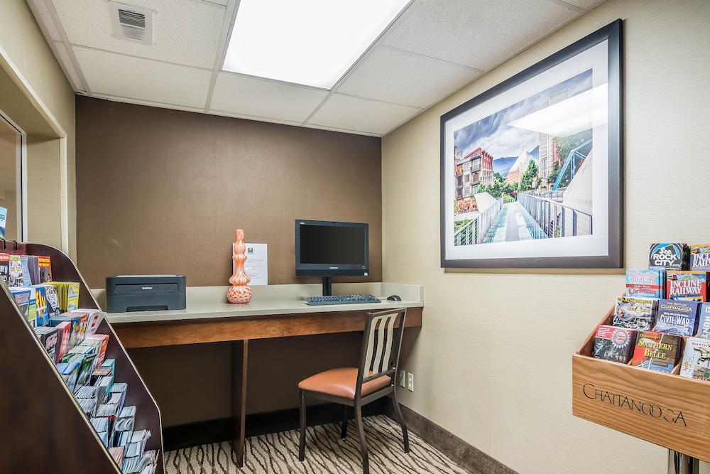 Comfort Inn & Suites Hamilton Place 33/39