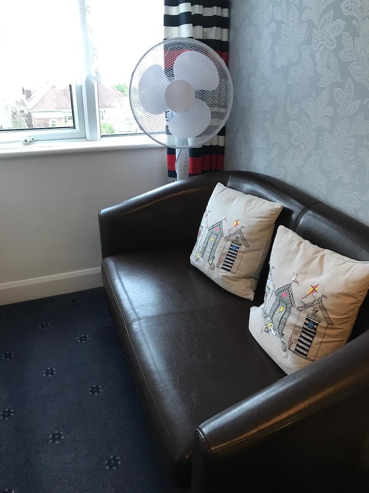 Lyndsay Guest House 25/50