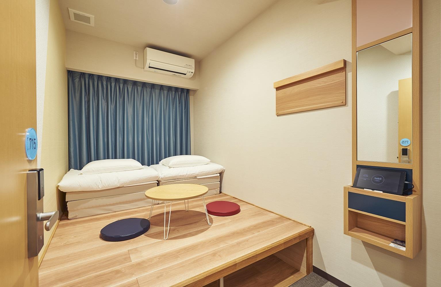 Hollywood, Twin Beds, Shared Bathroom
