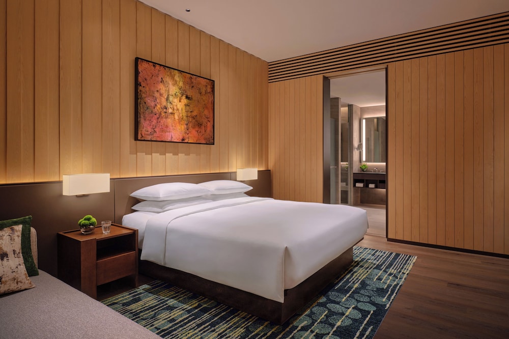 Premier, Suite, King Bed, Regency View