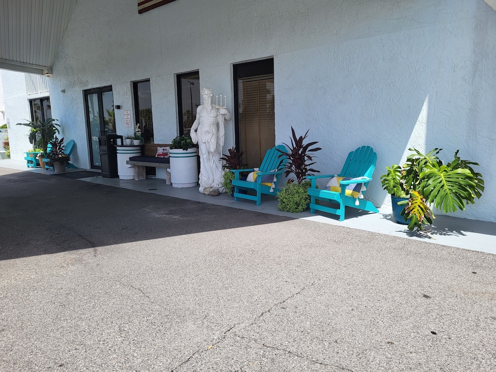 Beachside Hotel 52/60