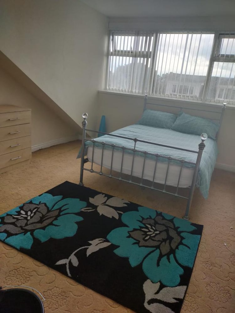 Paradise Apartment- Female Only 10/16