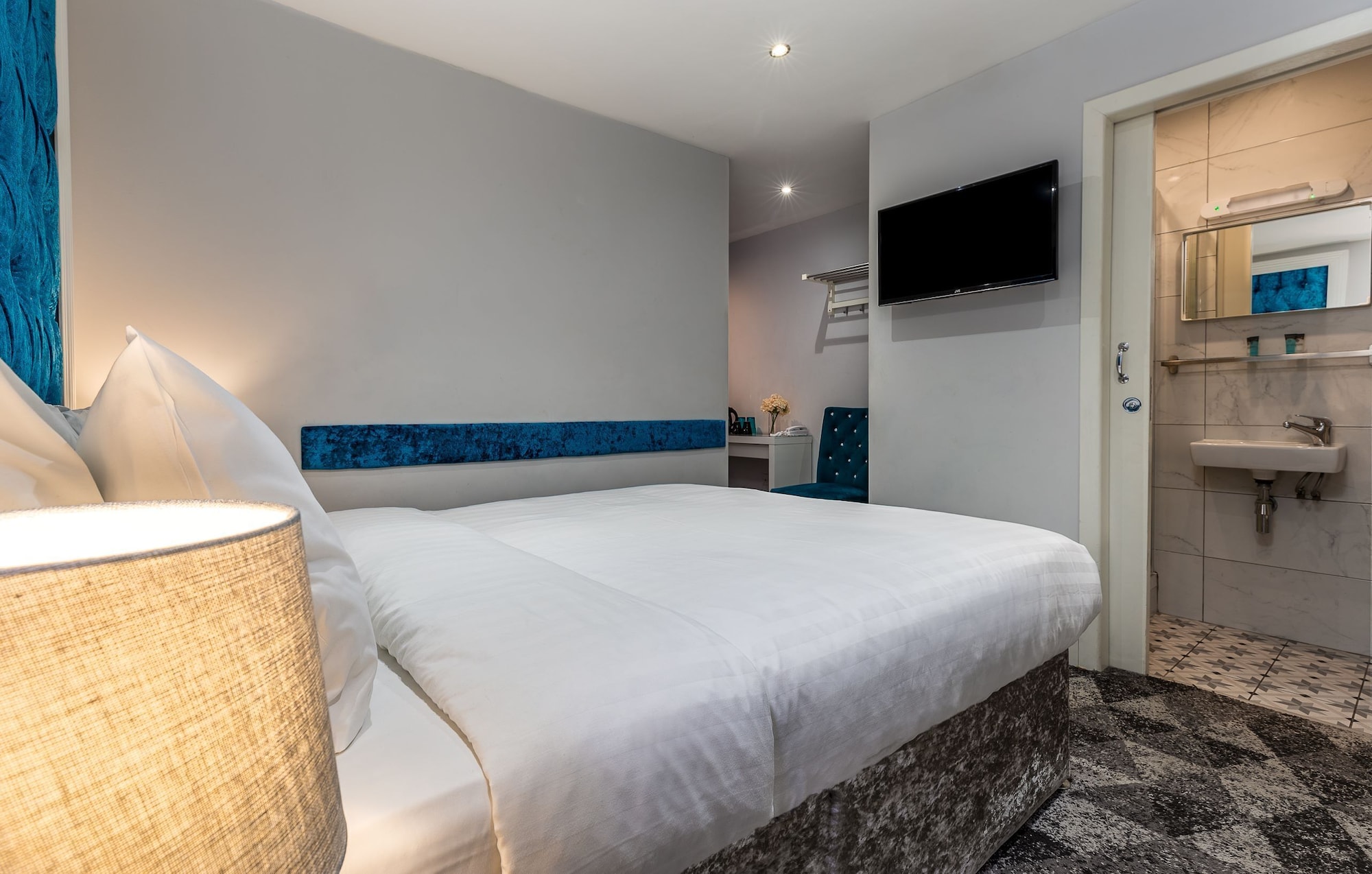 ROOM, DOUBLE BED