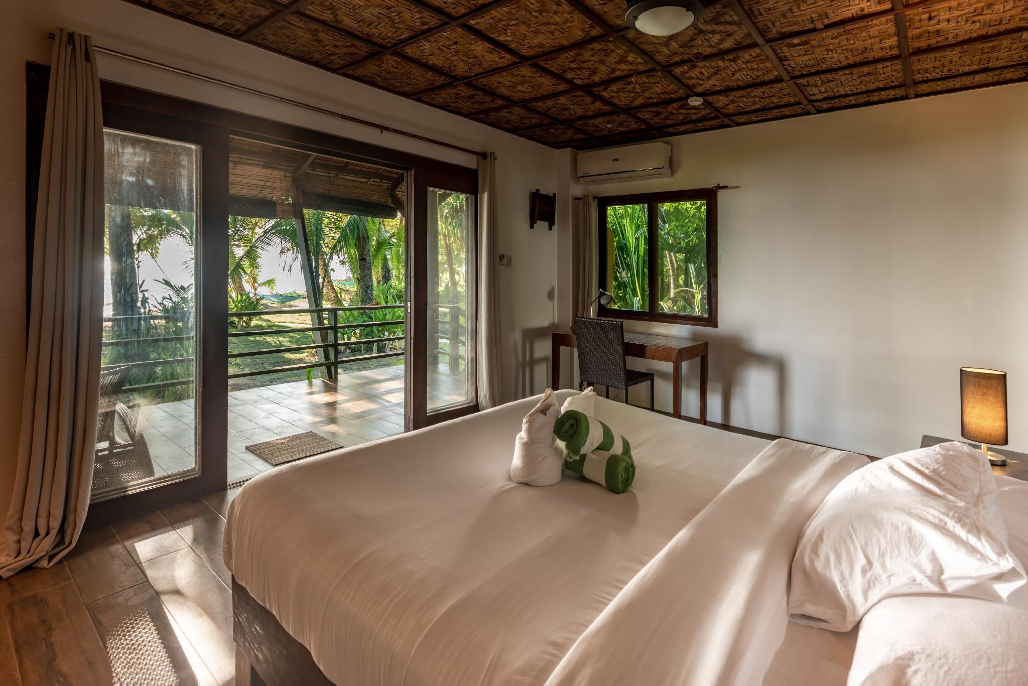 Deluxe, 1 King and 1 Single Beds, Beach Front