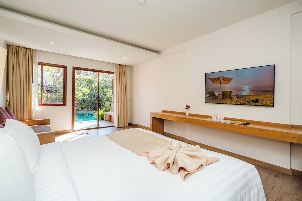 ROOM, DOUBLE BED, HOT TUB, POOL ACCESS