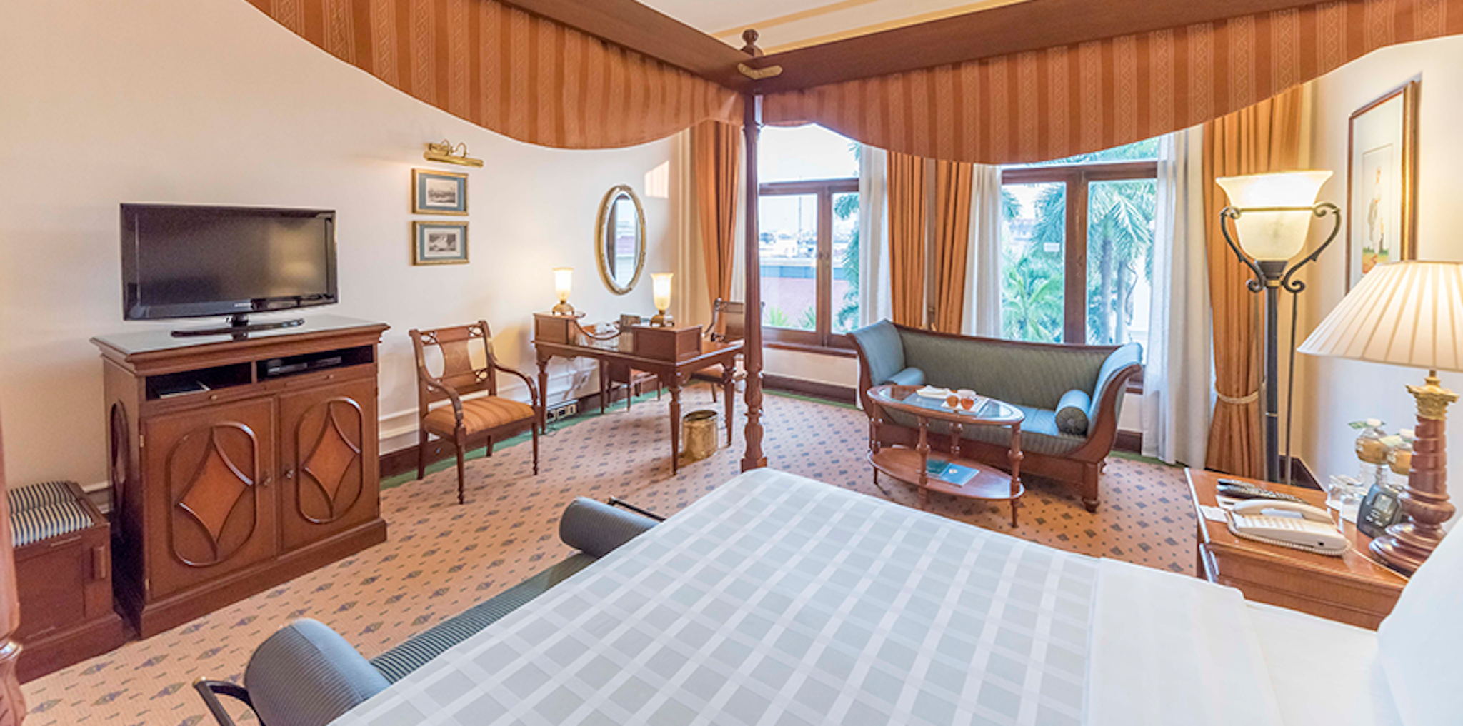 THE OBEROI GRAND 55/81