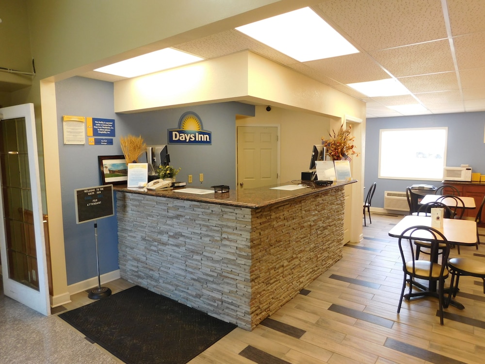 Days Inn by Wyndham West Branch Iowa City Area 2/42