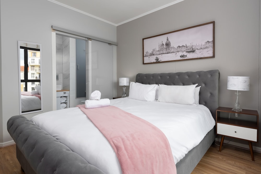 Century City Boutique Apartments 7/50