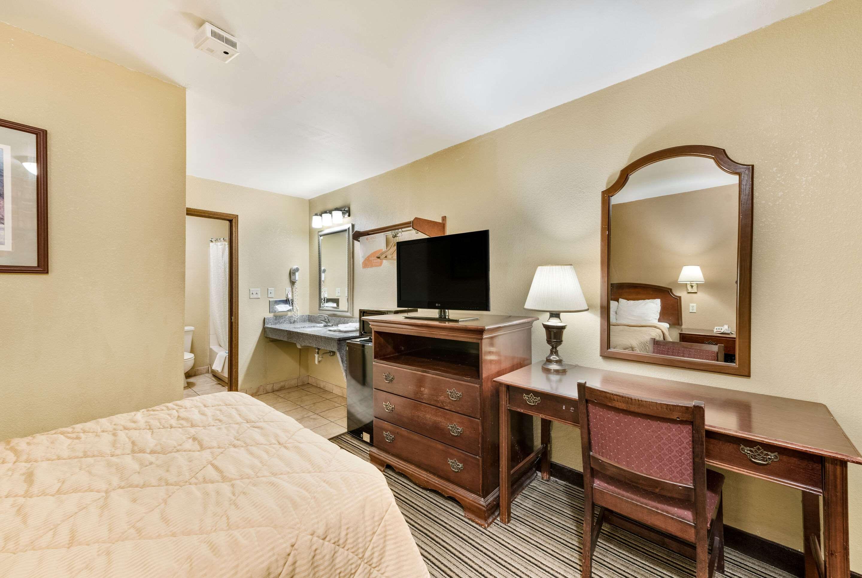 غرفة بسرير مزدوج، Rodeway Inn Columbus West 3/4