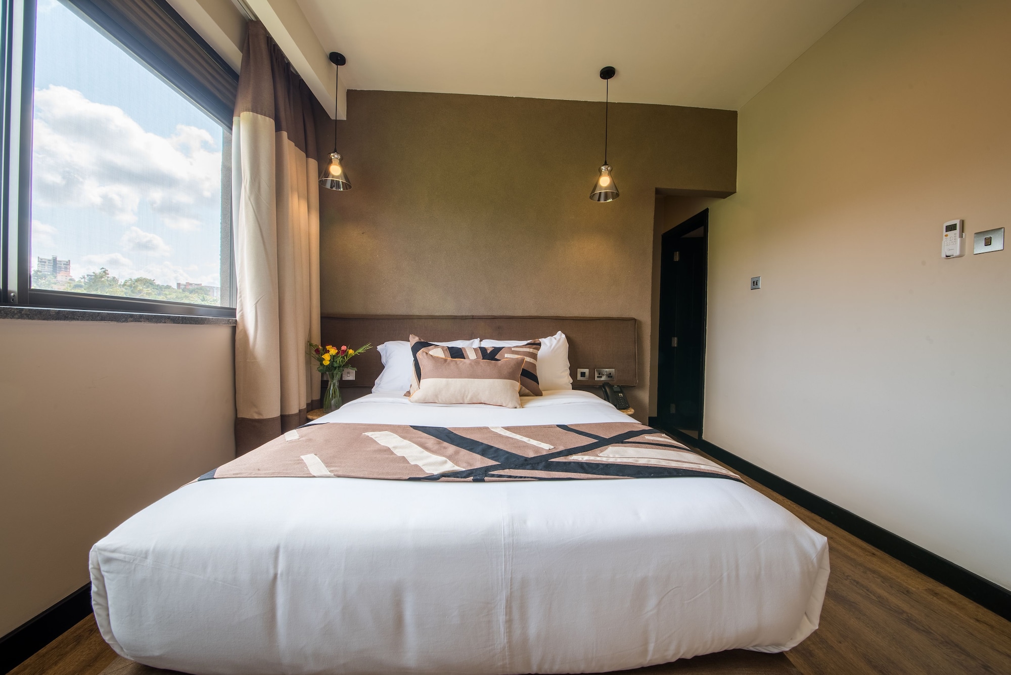 2 BEDROOMS, SUITE
