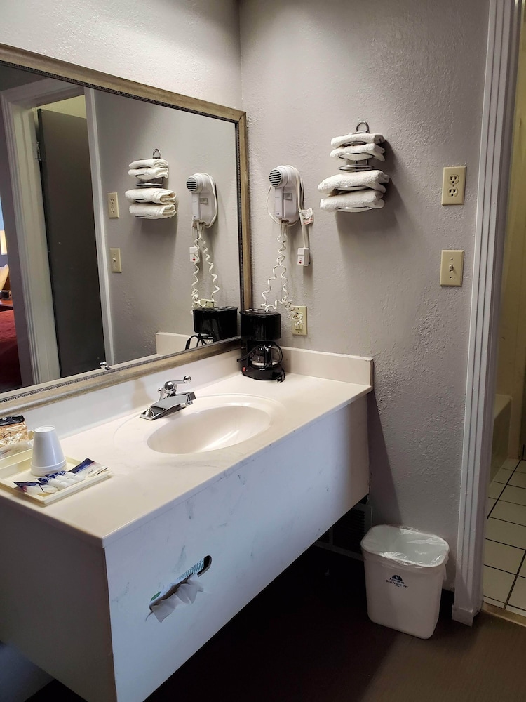 Americas Best Value Inn Wildersville 23/35