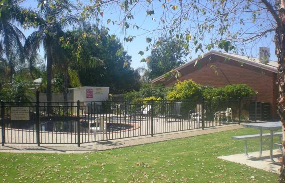 Ashleigh Court Motor Inn 46/53