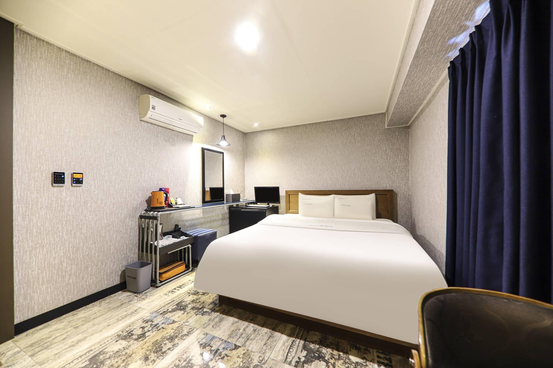 Blue Hotel 14/28