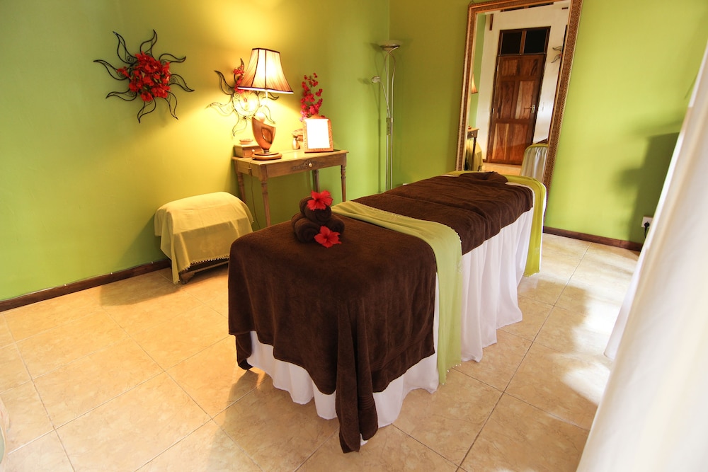 Spice Island Hotel and Resort 32/64