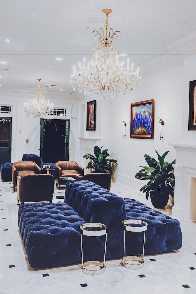 Royal Frenchmen Hotel And Bar 66/72