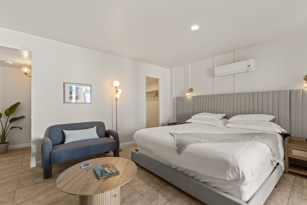 PREMIUM, KING BED, GARDEN VIEW, PRIVATE BATHROOM