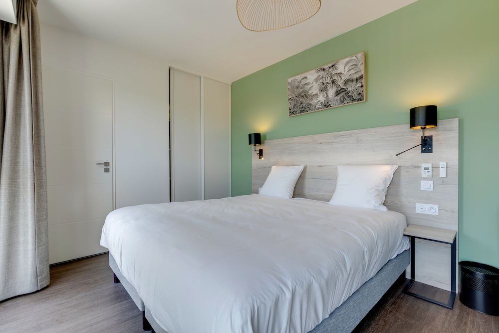 SUPERIOR, STUDIO, KING BED