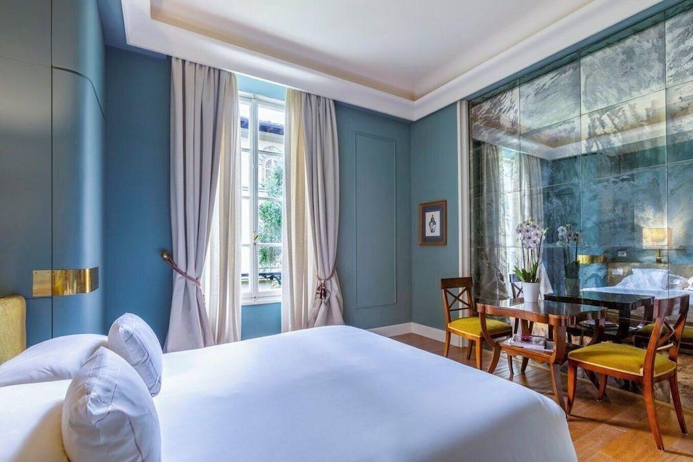 DELUXE, QUEEN BED