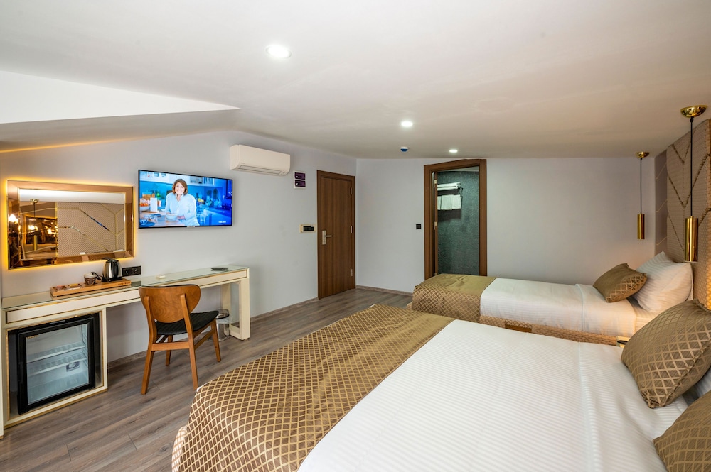 Luxury Airport Hotel 12/48