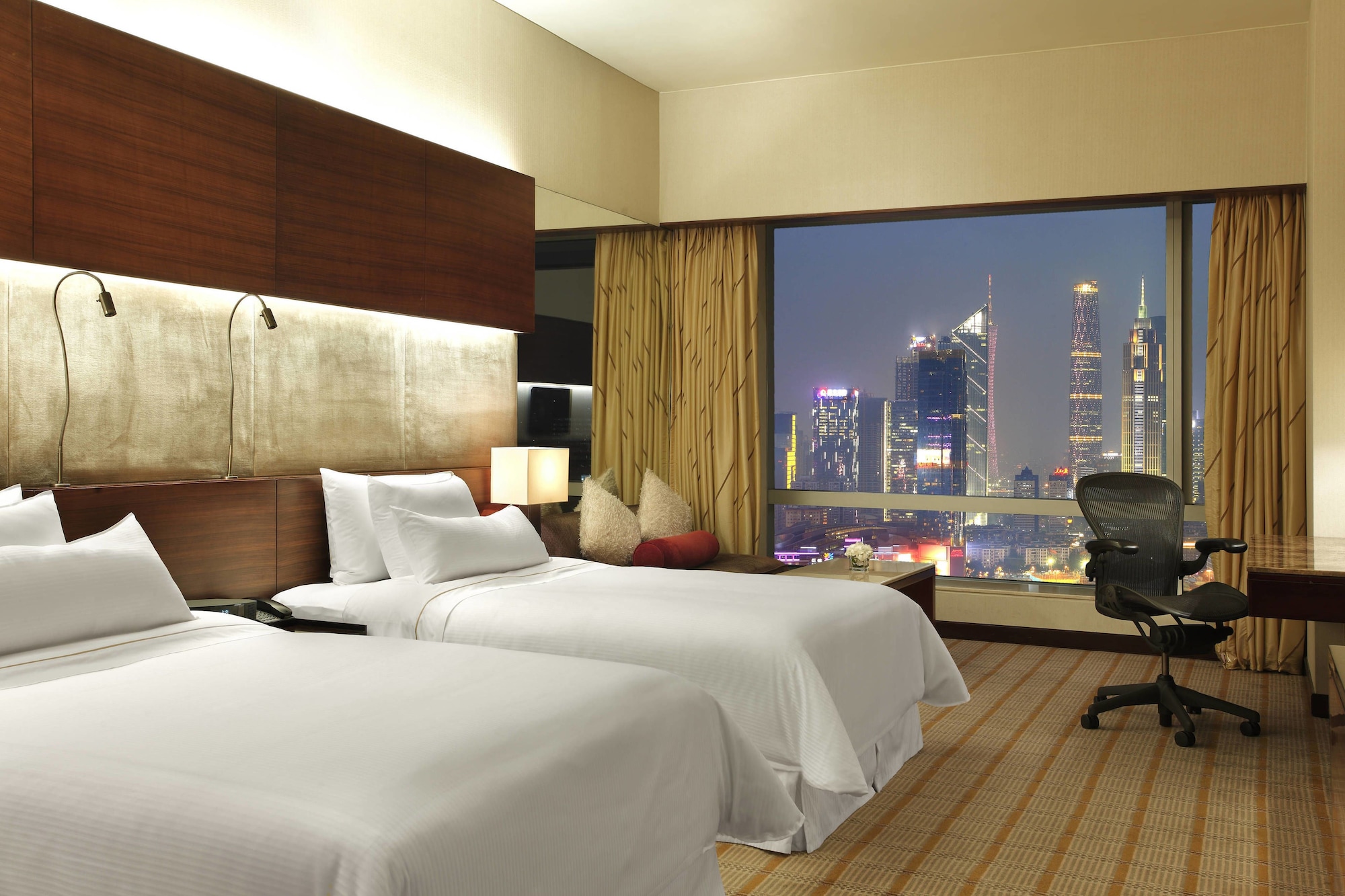 Club, Twin Beds, City View