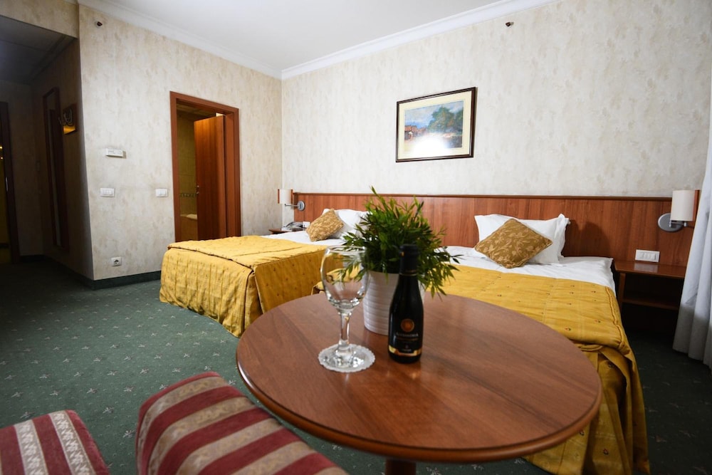 Karpos Hotel 38/50