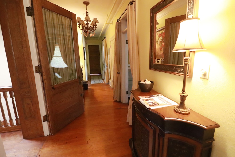 Inn at 835 Boutique Hotel 49/50
