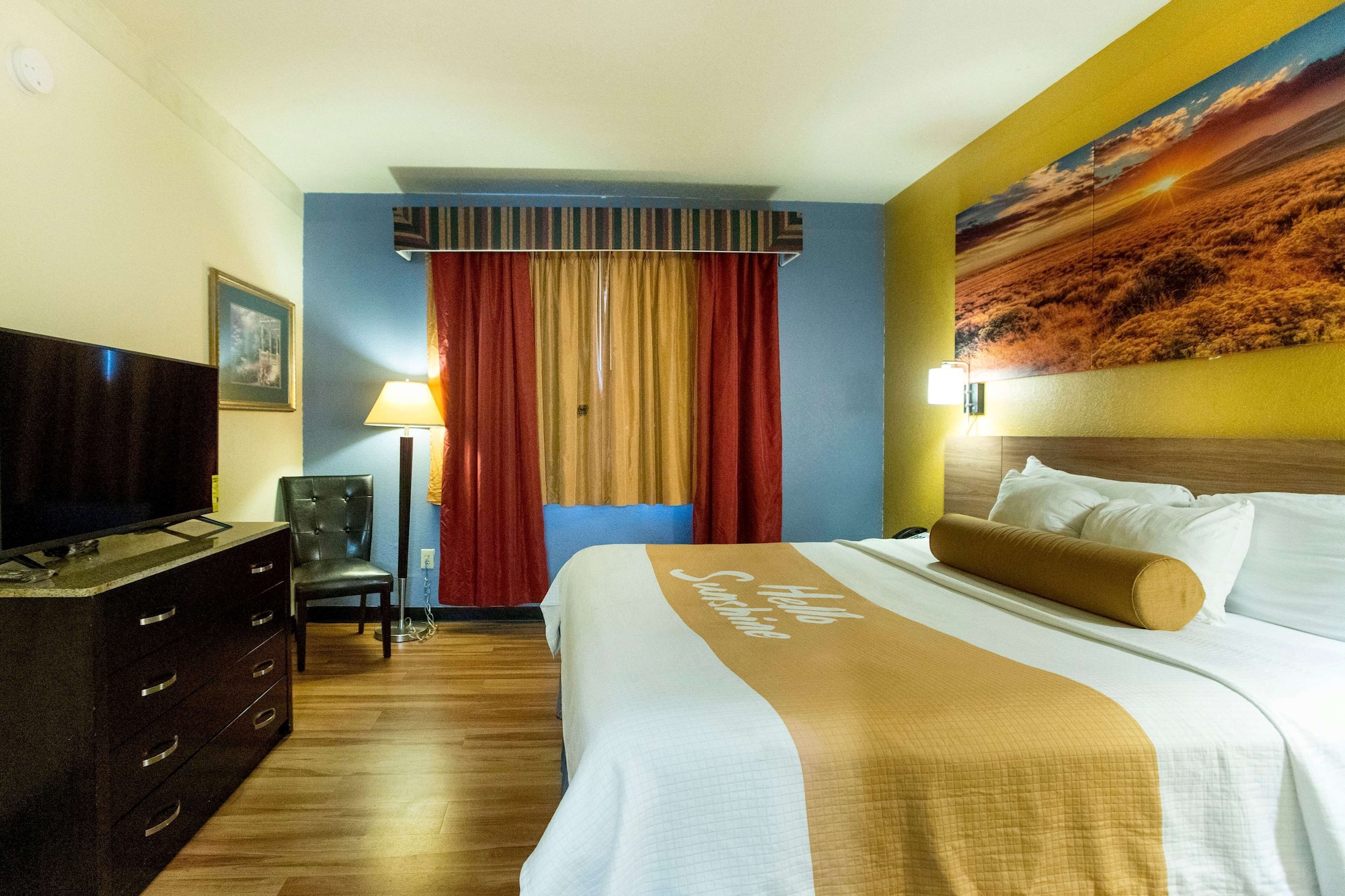 غرفة ديلوكس بسرير كينج للمدخنين، Days Inn & Suites By Wyndham Houston North/Aldine 4/6