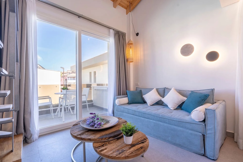 Mirablue Deluxe Residences 35/50