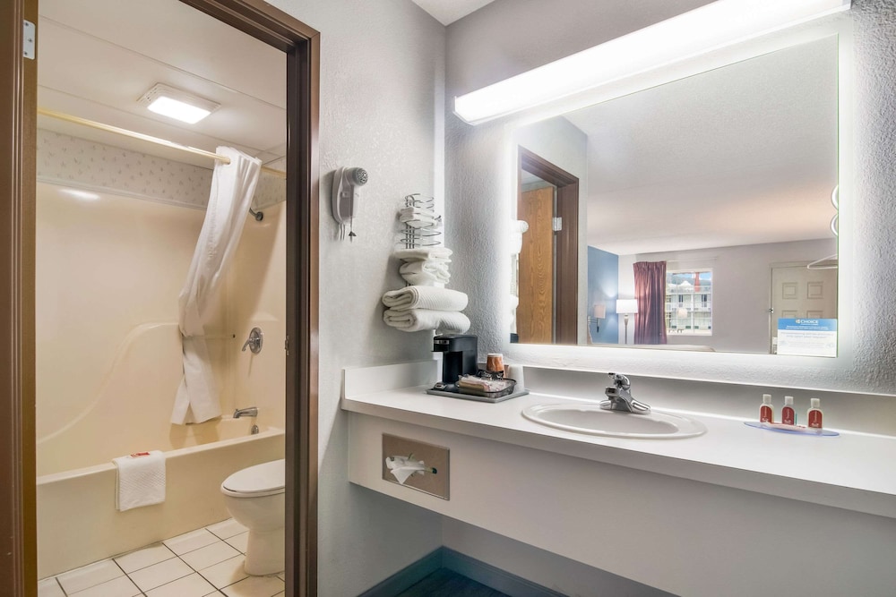 Econo Lodge Branson Theater District 33/40