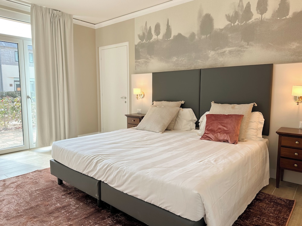 Tuscan, Retreat, King Bed, Sofa, Accessible