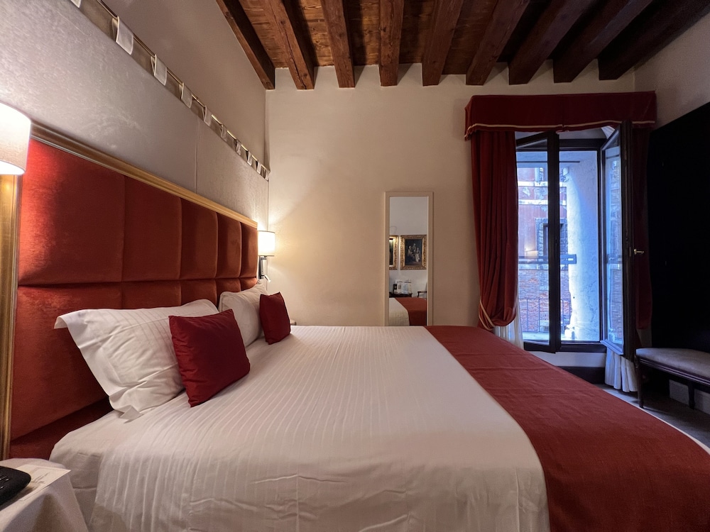 CLASSIC, DOUBLE BED, CANAL VIEW