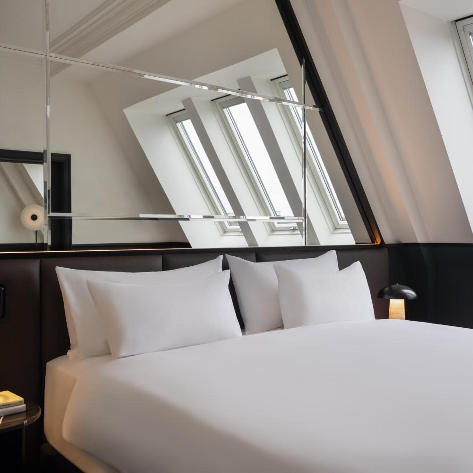 Almanac X, Suite, Castle View