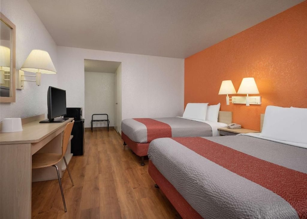 Motel6 Buena Park, CA - Knotts Berry Farm - Disneyland 15/34