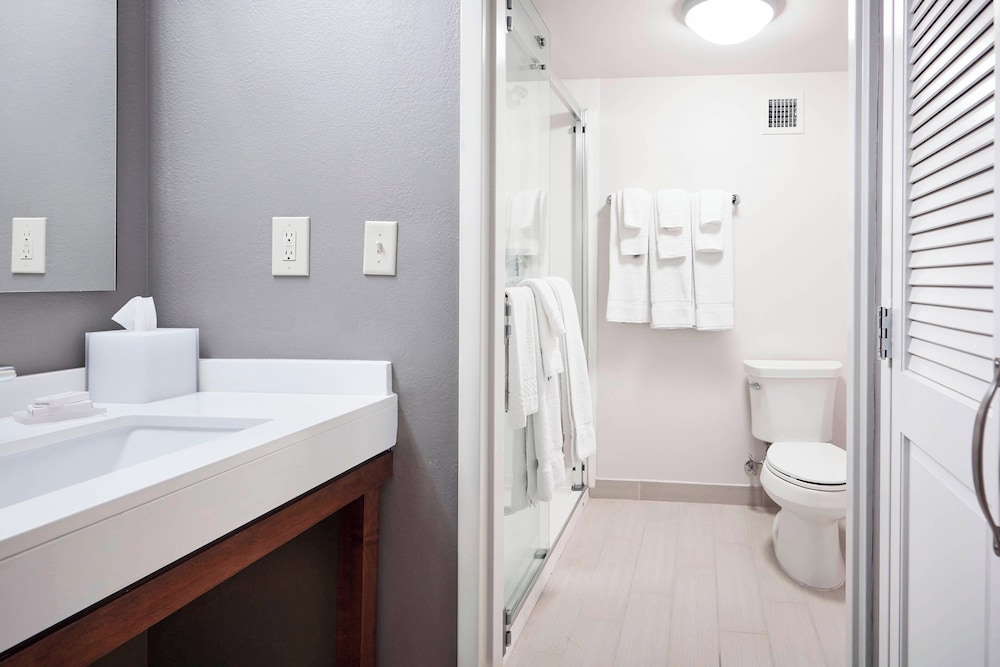 Room, 2 Queen Beds, Accessible, Courtyard Cincinnati Airport South Florence 3/3