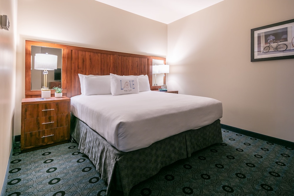 Atrium, Street, Suite, King Bed