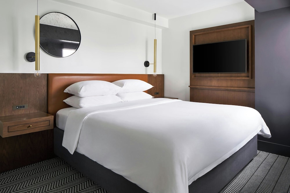 JUNIOR SUITE, KING BED, SOFA