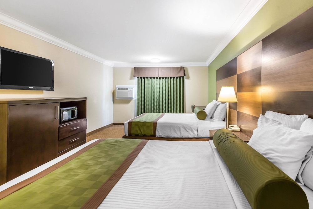 Rodeway Inn & Suites Canyon Lake Menifee West 39/62