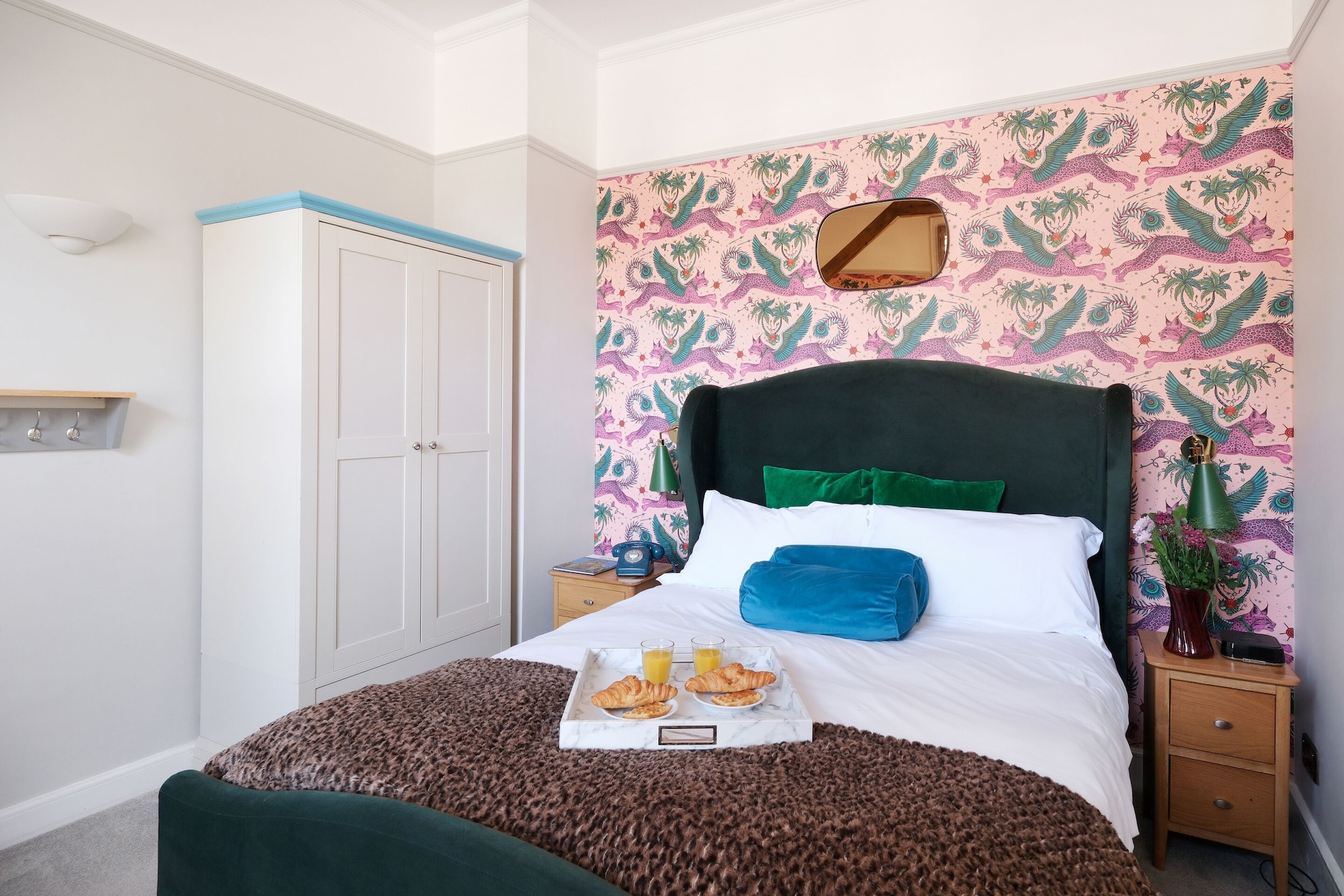 DELUXE, DOUBLE BED