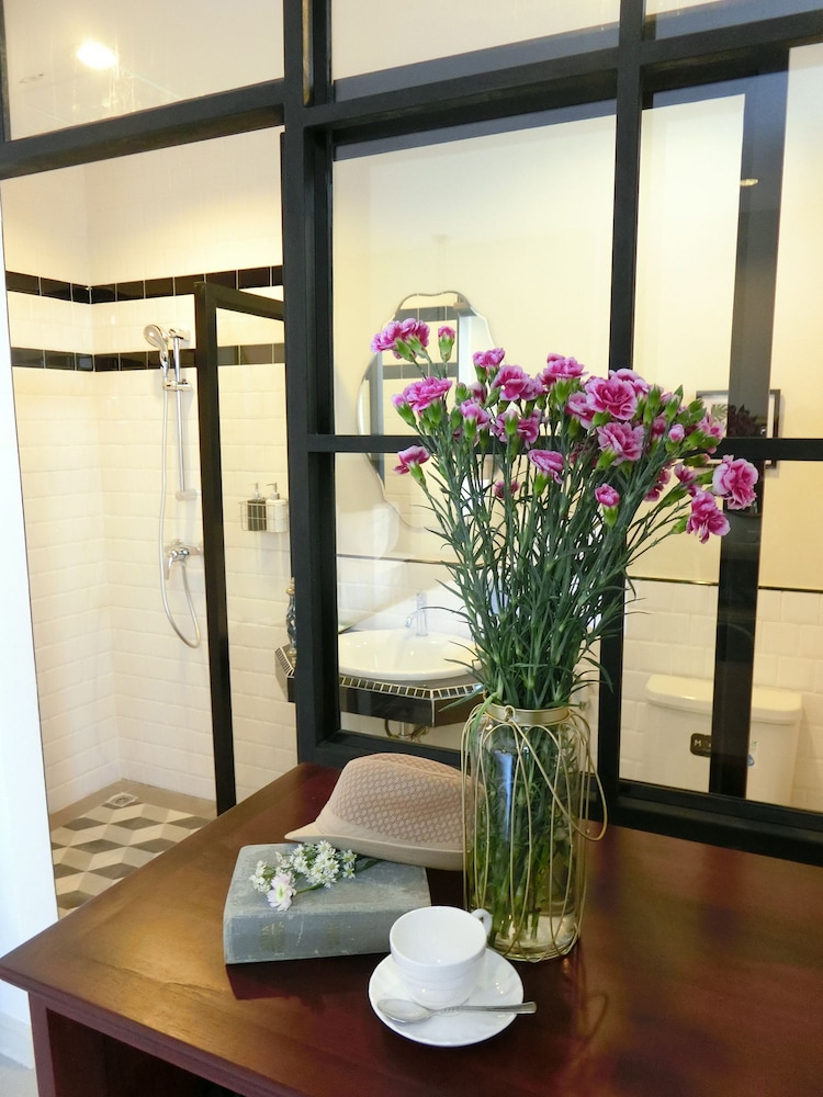 Bloom Boutique Hotel And Cafe 28/34