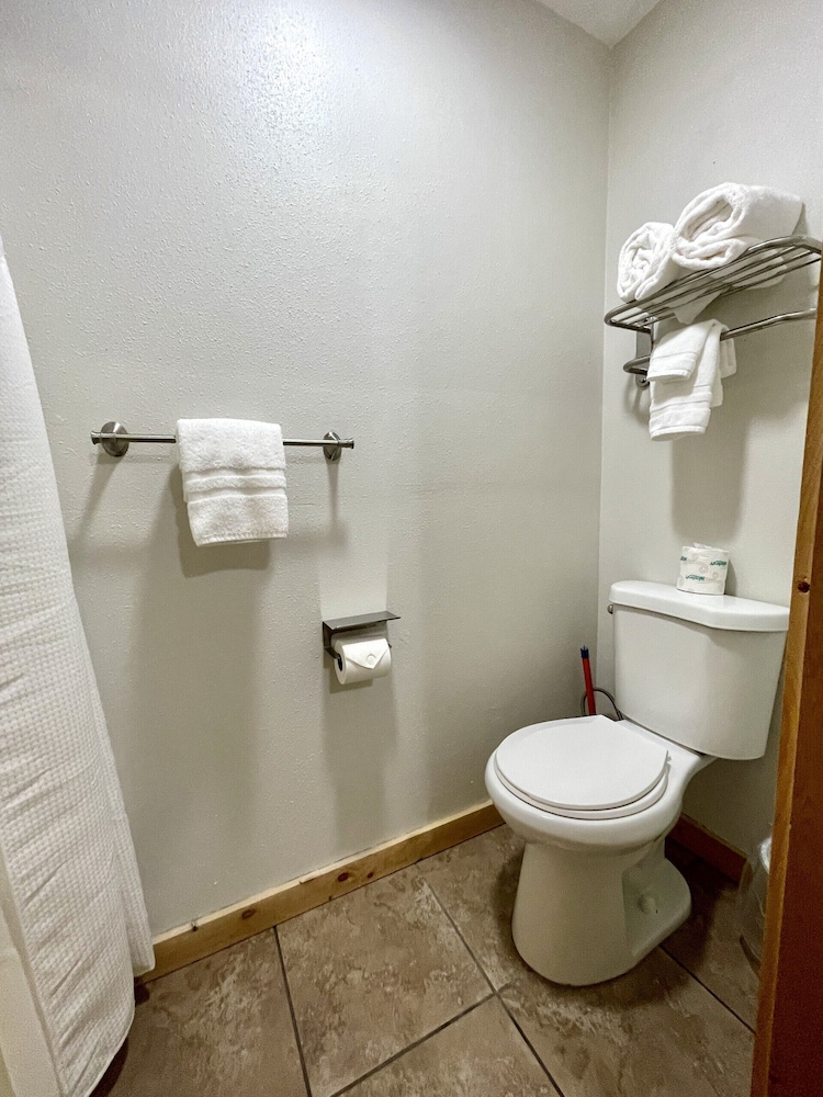Carriage House Inn 33/36