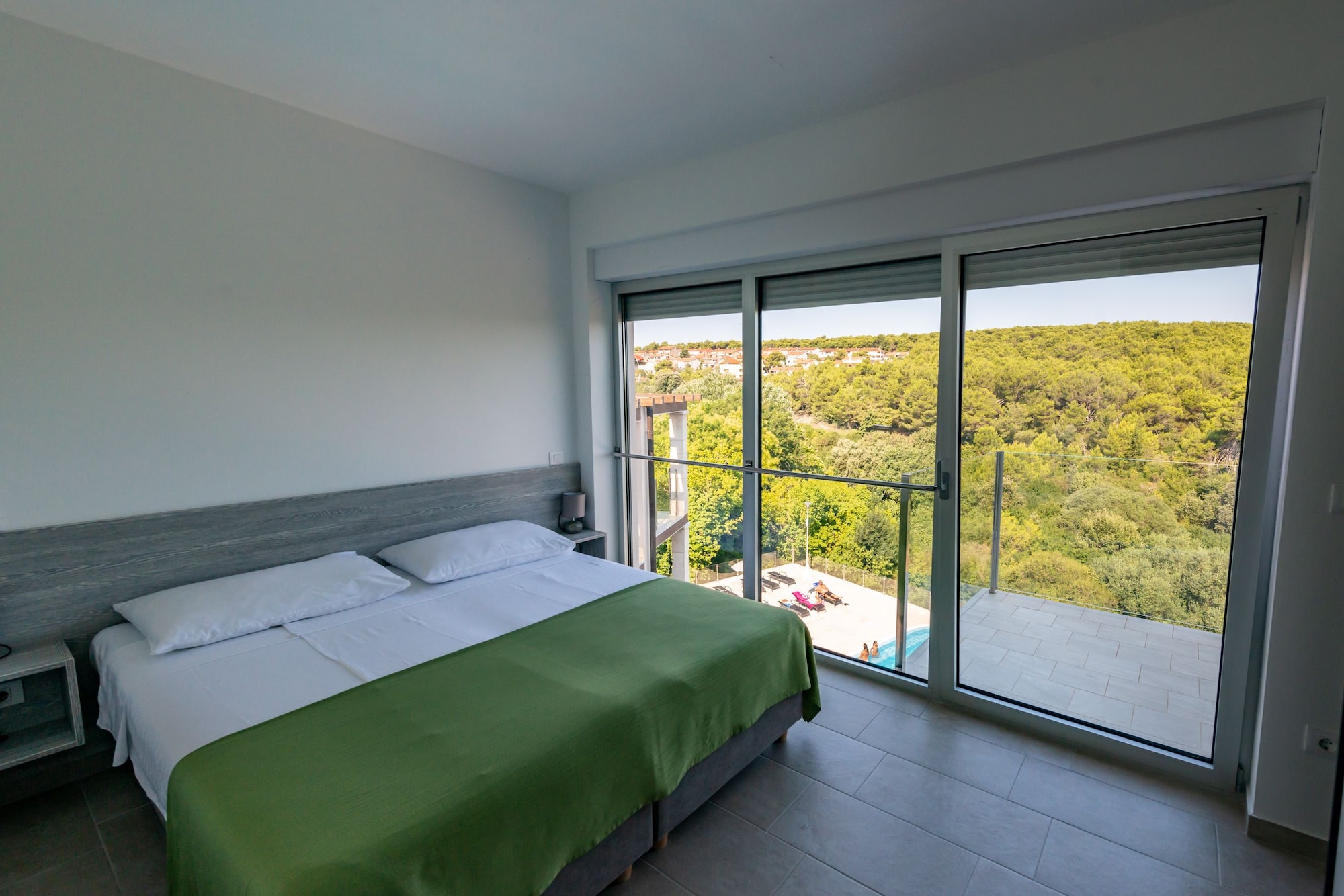 2 BEDROOMS, SUITE, BALCONY