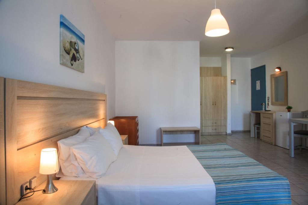 Room, Triple, Double or Twin Bed, Pool Front