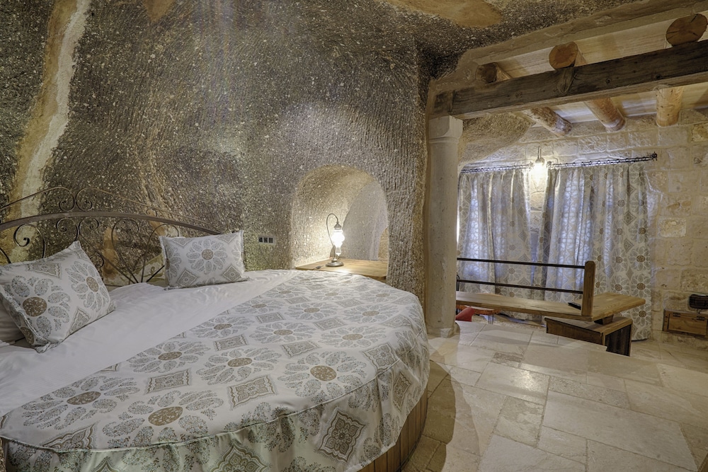 CAVE, HONEYMOON, SUITE