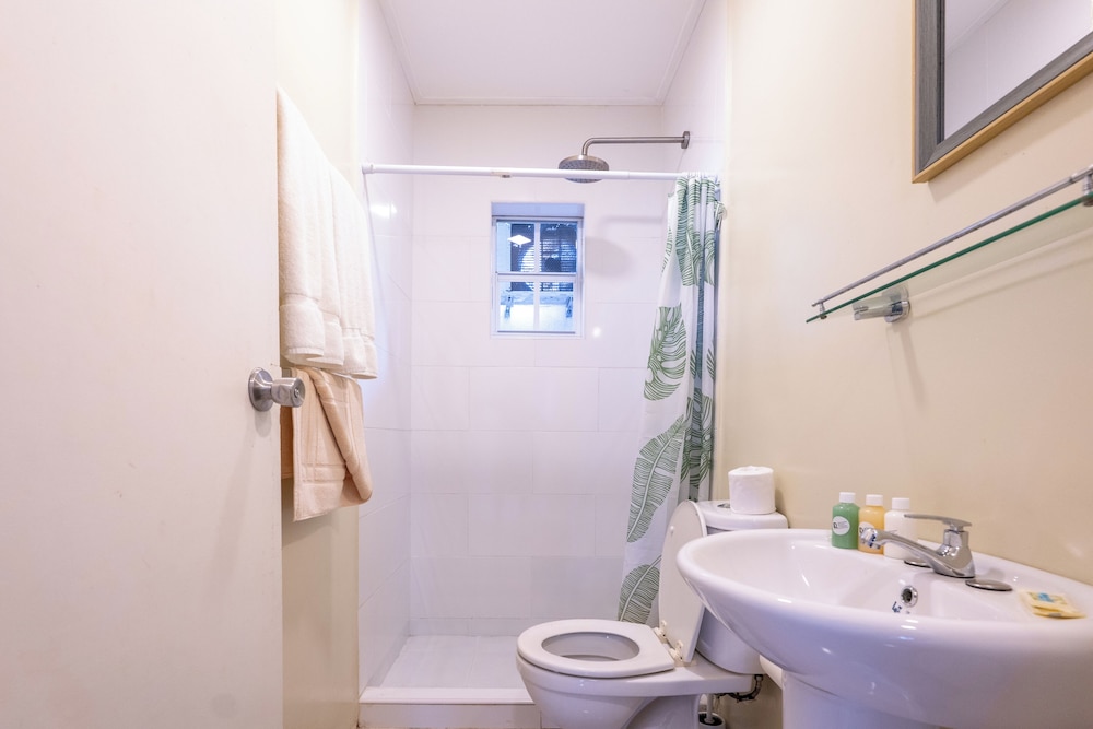 1 Bedroom, Standard, King Bed, Pool View, Delynne Boutique Hotel 4/5