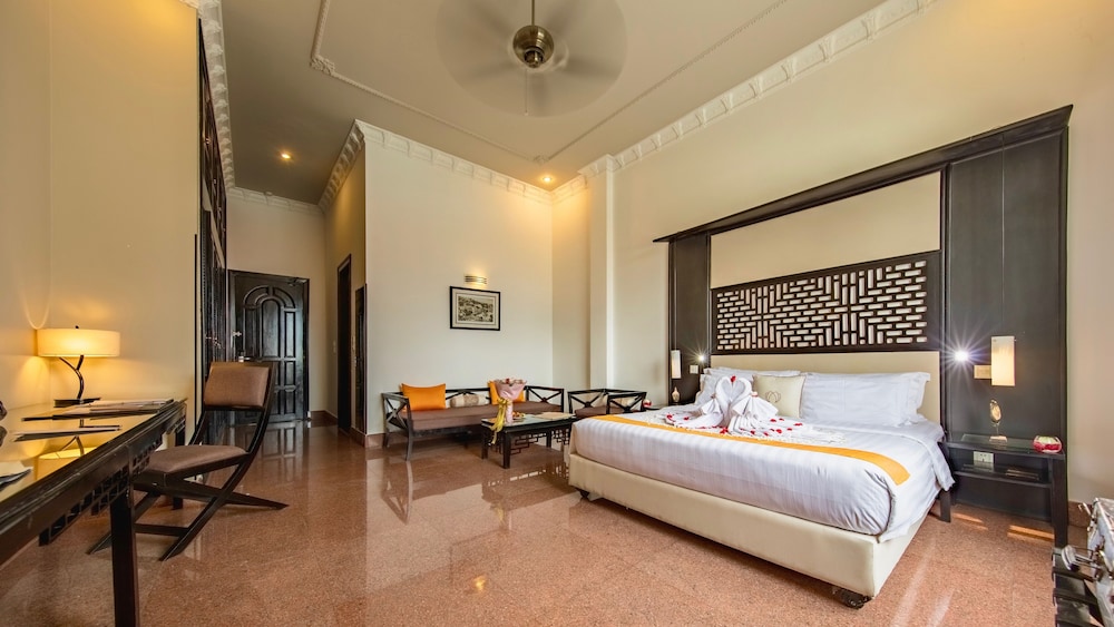JUNIOR SUITE, KING BED