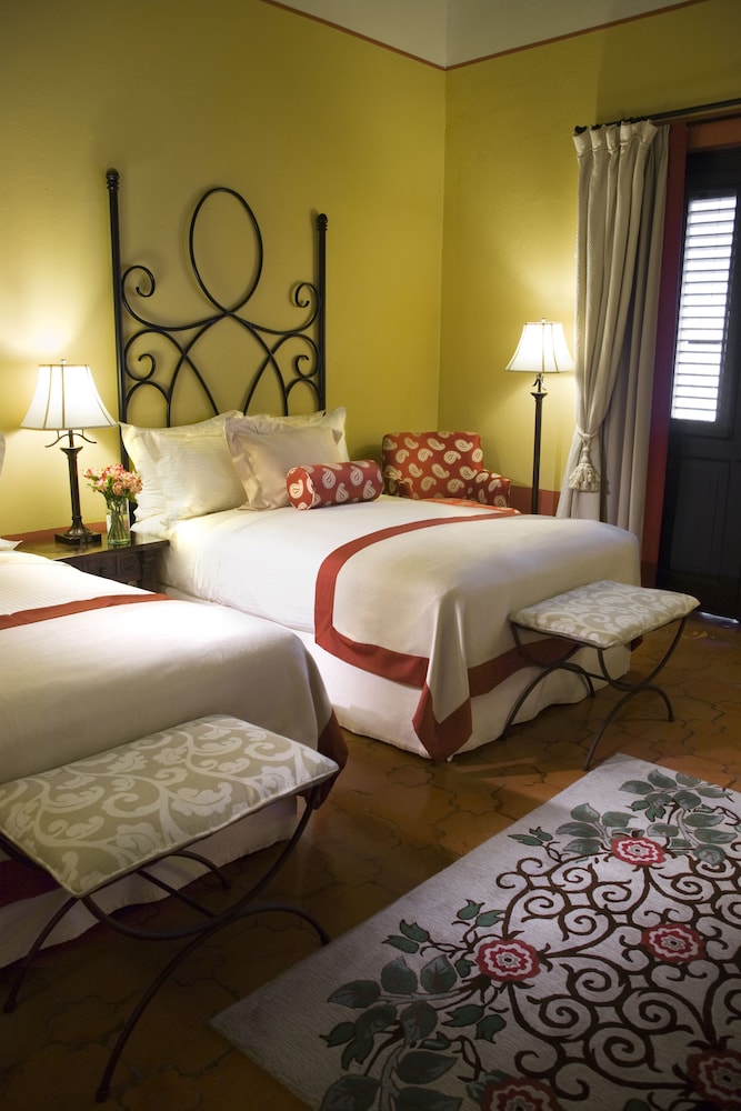 El Convento Hotel 30/75