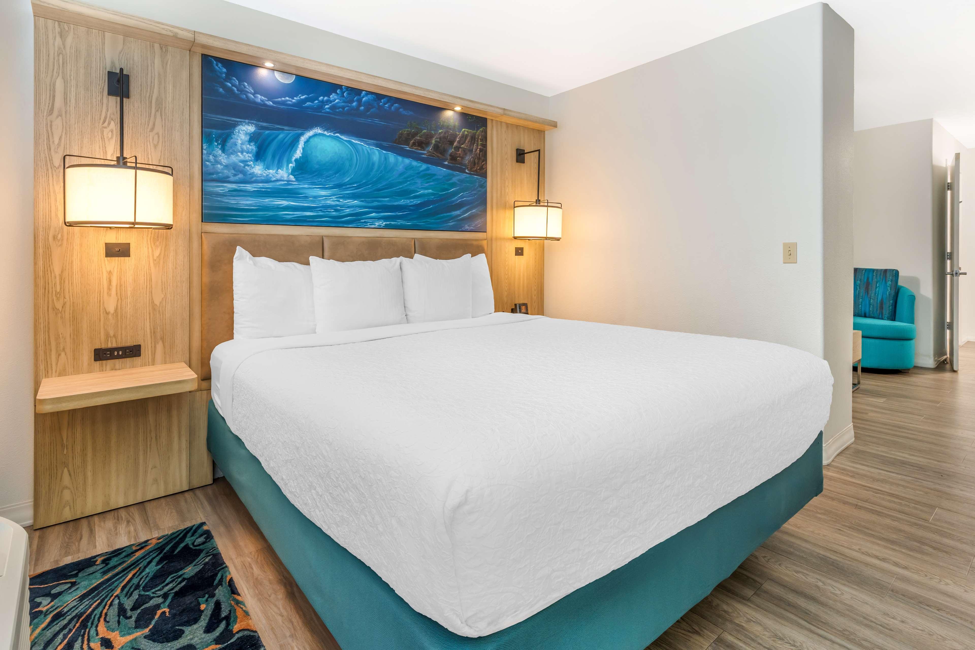 Connecting, Suite, King and Queen Bed, Sofa, Bathtub, Accessible