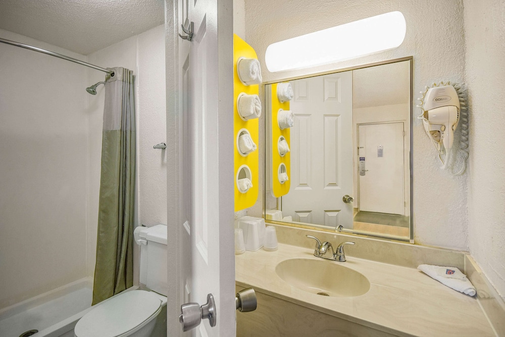 Motel6 North Ridgeville, OH - Cleveland Intl Airport - N Ridgeville 23/45