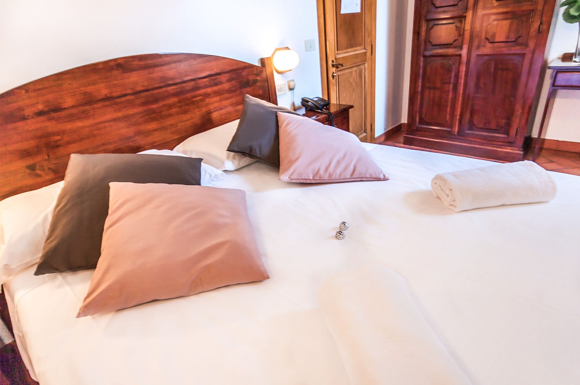 ROOM, DOUBLE BED