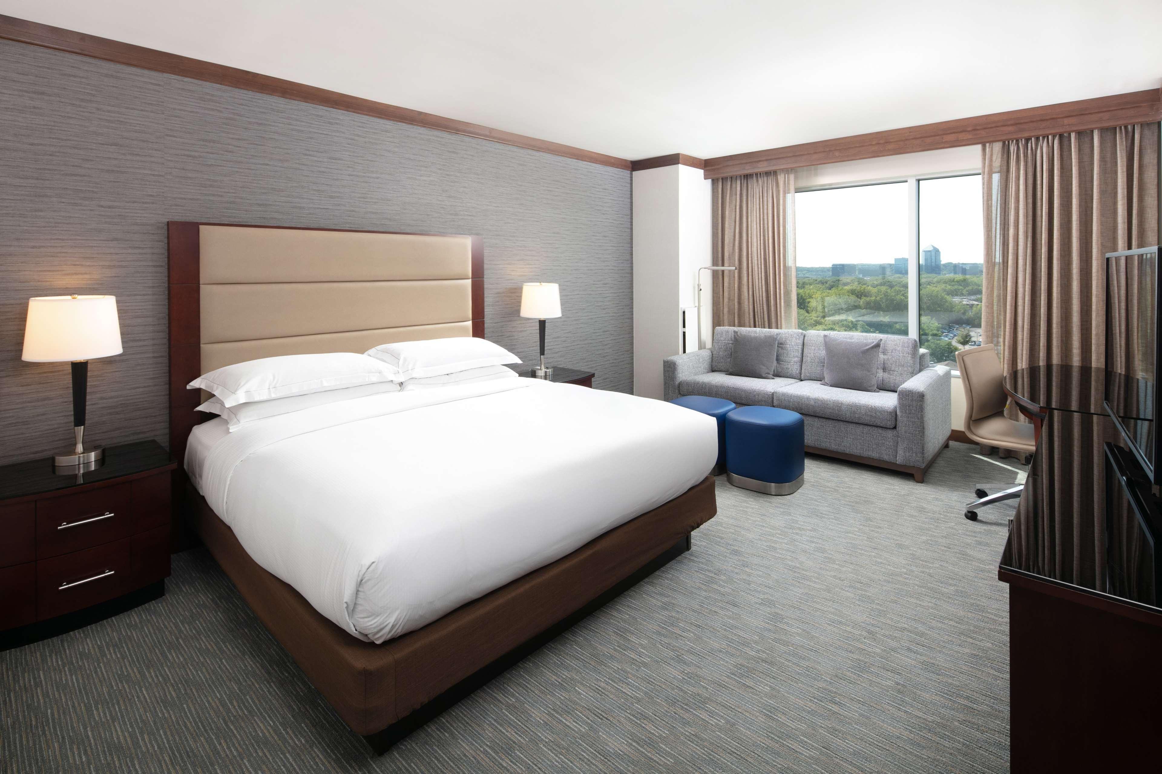ROOM, KING BED, EXECUTIVE LEVEL, SOFA, HIGH FLOOR